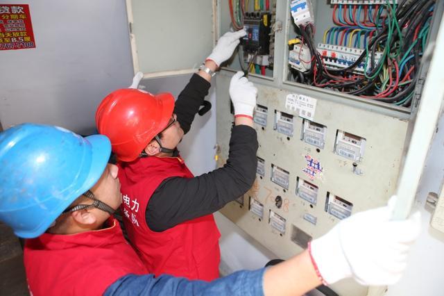 电力职工对平顶山市华匠电气机械制造配变设备进行检修维护